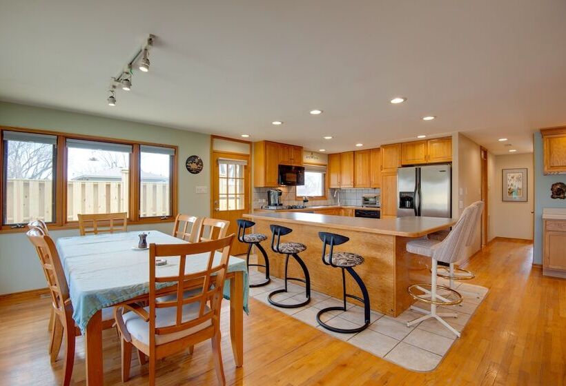 Charming Illinois Retreat W/ Hot Tub, Deck & Grill