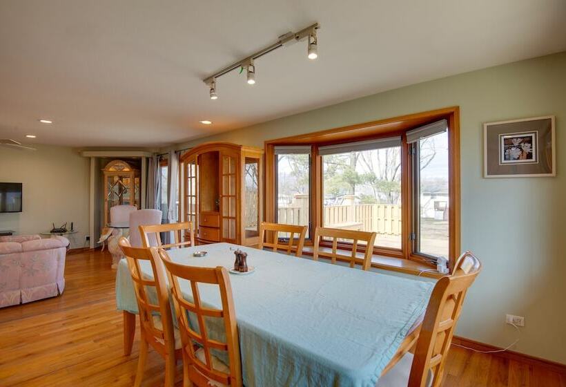 Charming Illinois Retreat W/ Hot Tub, Deck & Grill