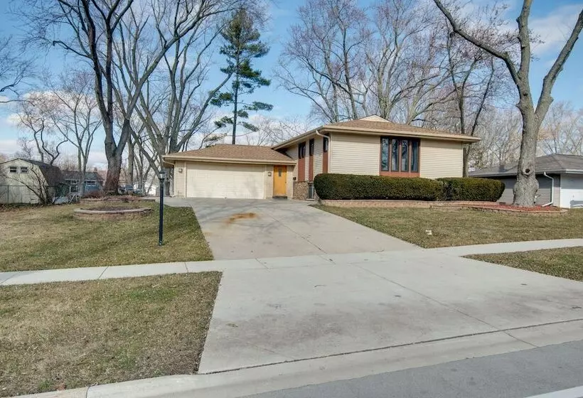 Charming Illinois Retreat W/ Hot Tub, Deck & Grill