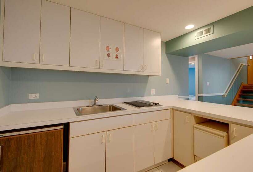 Charming Illinois Retreat W/ Hot Tub, Deck & Grill