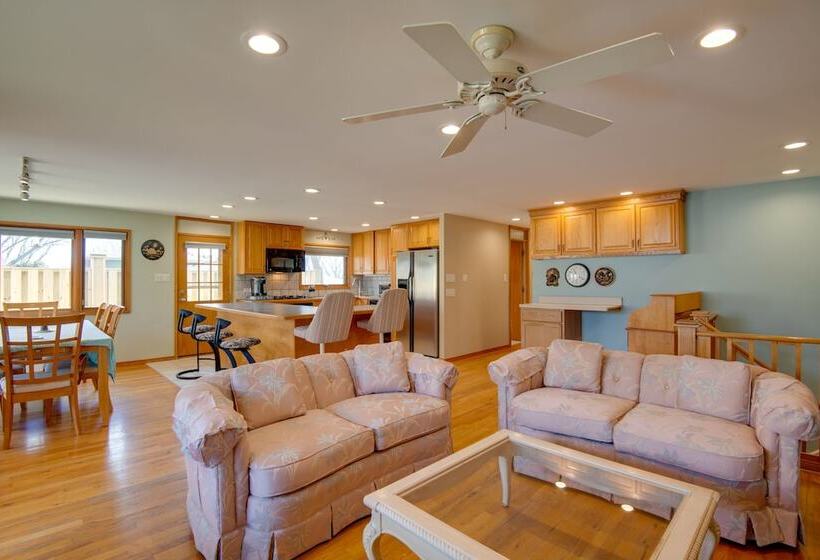 Charming Illinois Retreat W/ Hot Tub, Deck & Grill