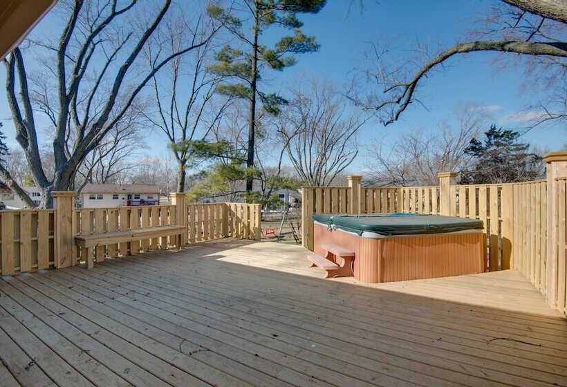Charming Illinois Retreat W/ Hot Tub, Deck & Grill