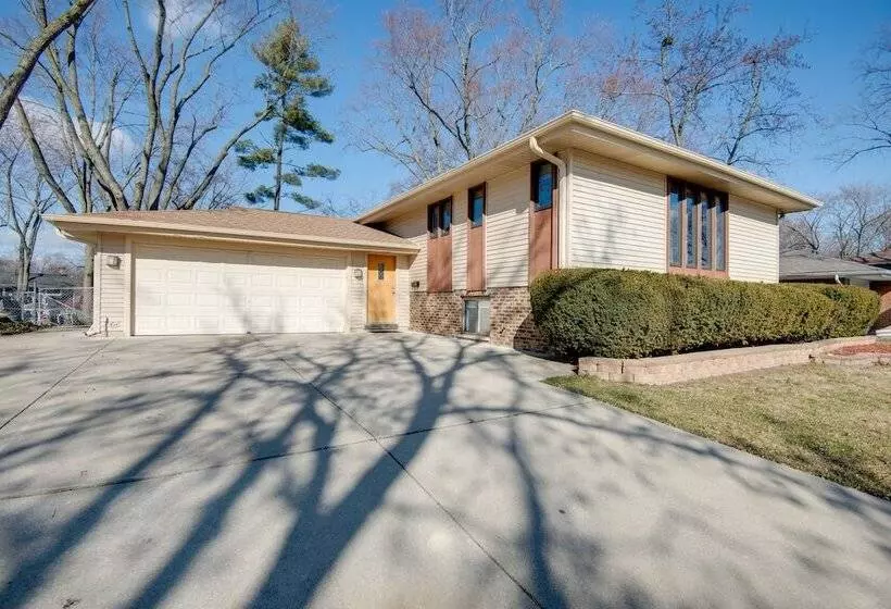 Charming Illinois Retreat W/ Hot Tub, Deck & Grill