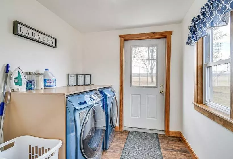 Cozy New York Farmhouse W/ Porch, Grill & Fire Pit