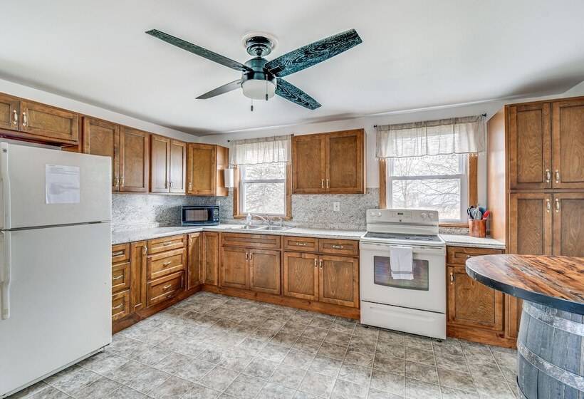 Cozy New York Farmhouse W/ Porch, Grill & Fire Pit