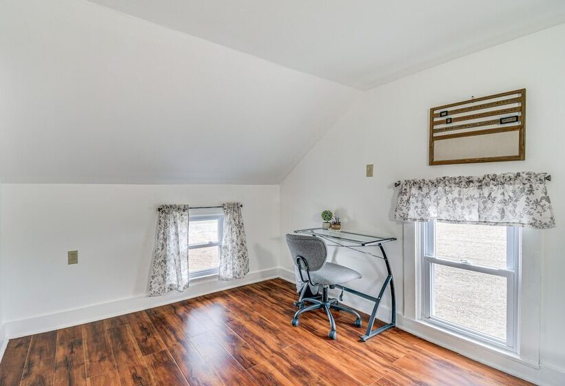 Cozy New York Farmhouse W/ Porch, Grill & Fire Pit