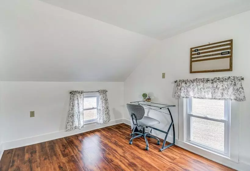 Cozy New York Farmhouse W/ Porch, Grill & Fire Pit