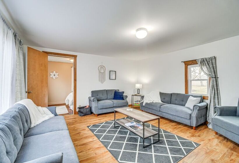 Cozy New York Farmhouse W/ Porch, Grill & Fire Pit