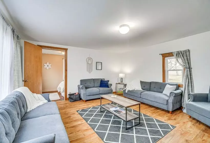 Cozy New York Farmhouse W/ Porch, Grill & Fire Pit