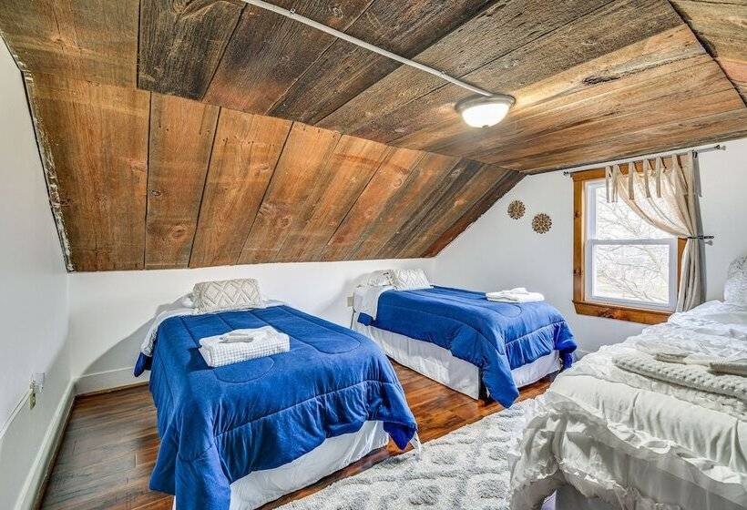 Cozy New York Farmhouse W/ Porch, Grill & Fire Pit