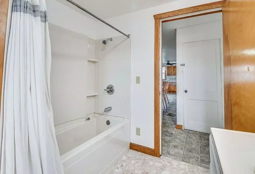 Cozy New York Farmhouse W/ Porch, Grill & Fire Pit