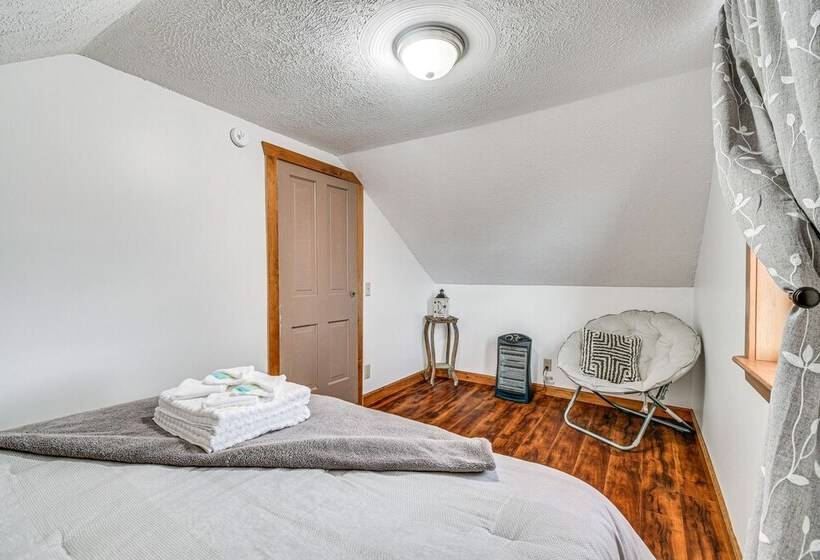 Cozy New York Farmhouse W/ Porch, Grill & Fire Pit