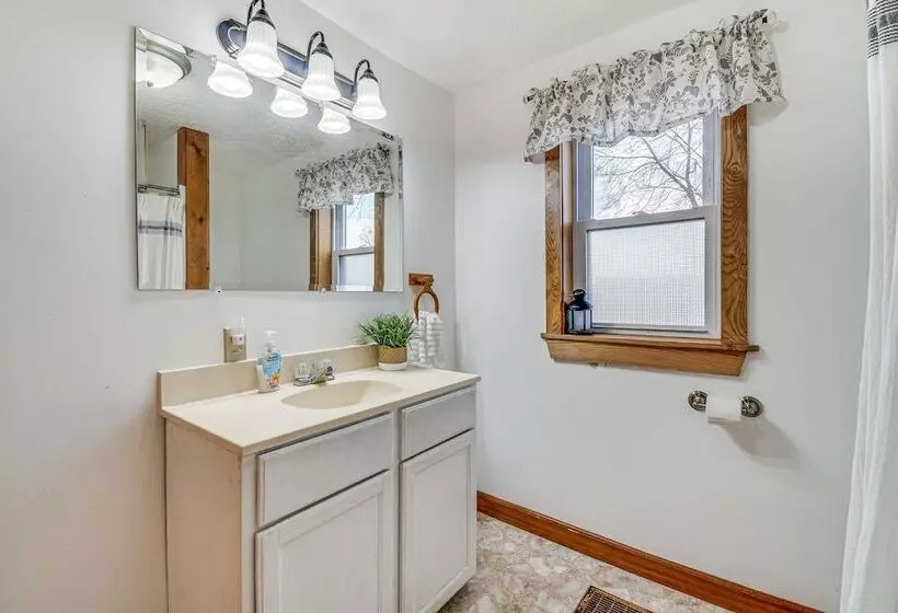 Cozy New York Farmhouse W/ Porch, Grill & Fire Pit