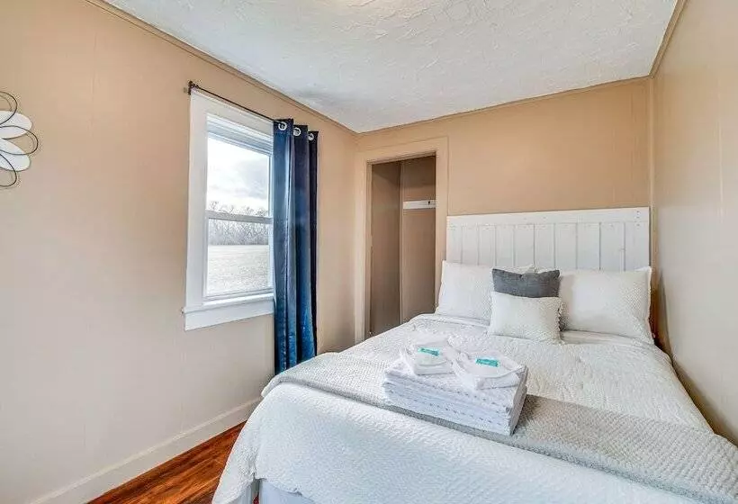 Cozy New York Farmhouse W/ Porch, Grill & Fire Pit