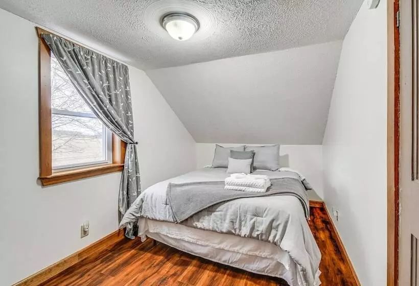 Cozy New York Farmhouse W/ Porch, Grill & Fire Pit