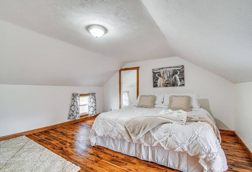 Cozy New York Farmhouse W/ Porch, Grill & Fire Pit