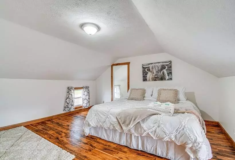 Cozy New York Farmhouse W/ Porch, Grill & Fire Pit