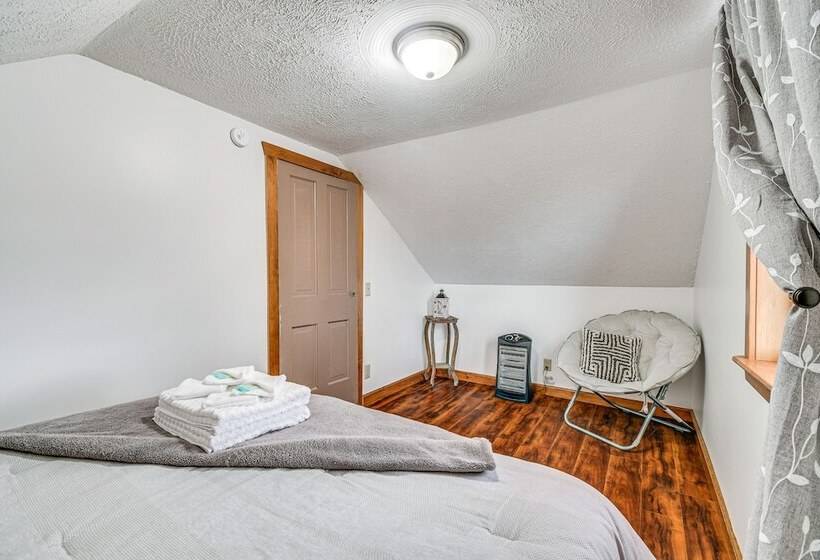 Cozy New York Farmhouse W/ Porch, Grill & Fire Pit