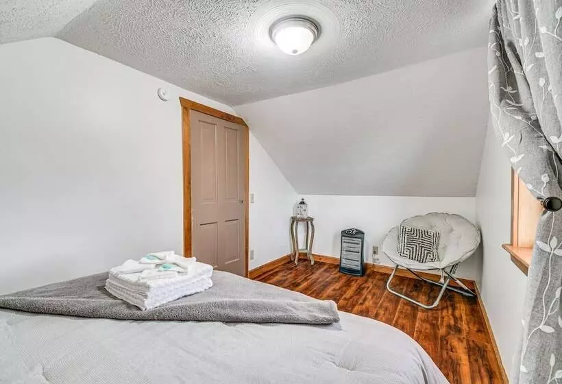 Cozy New York Farmhouse W/ Porch, Grill & Fire Pit