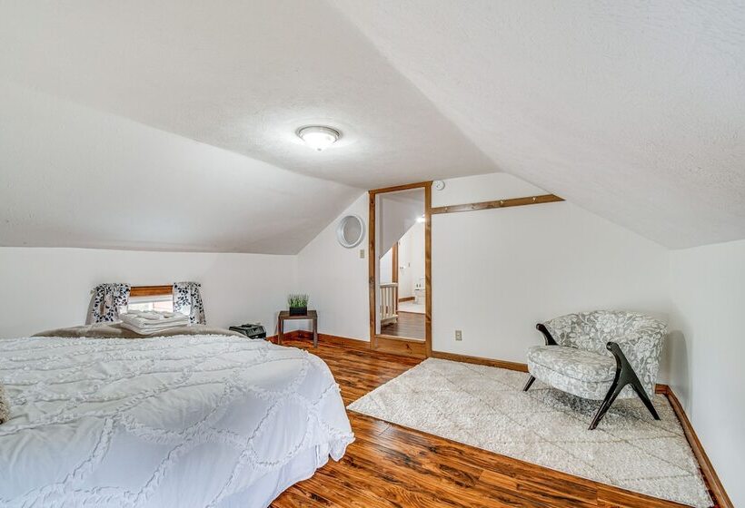 Cozy New York Farmhouse W/ Porch, Grill & Fire Pit