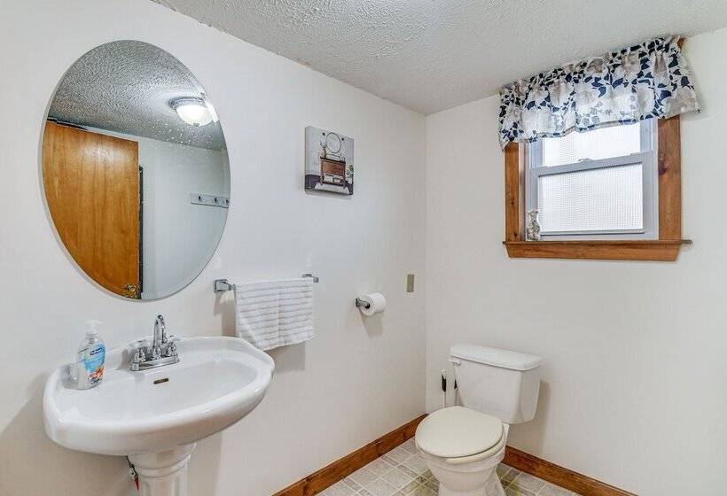 Cozy New York Farmhouse W/ Porch, Grill & Fire Pit