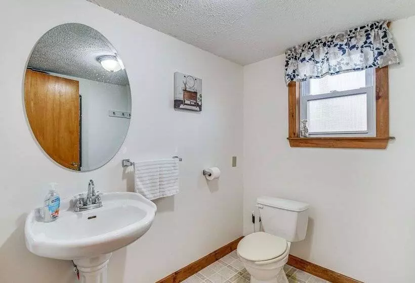 Cozy New York Farmhouse W/ Porch, Grill & Fire Pit