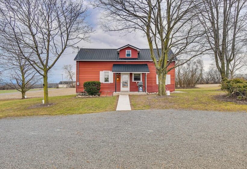 Cozy New York Farmhouse W/ Porch, Grill & Fire Pit