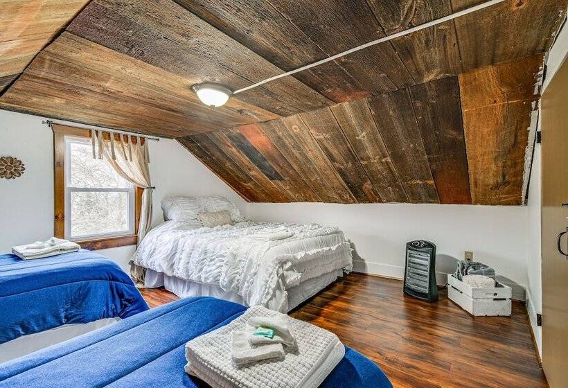 Cozy New York Farmhouse W/ Porch, Grill & Fire Pit