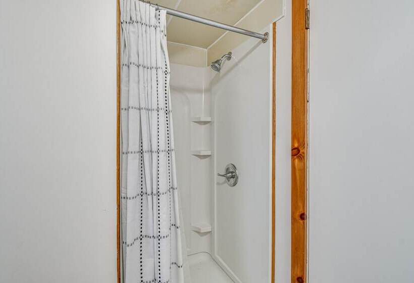 Cozy New York Farmhouse W/ Porch, Grill & Fire Pit