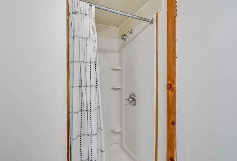 Cozy New York Farmhouse W/ Porch, Grill & Fire Pit