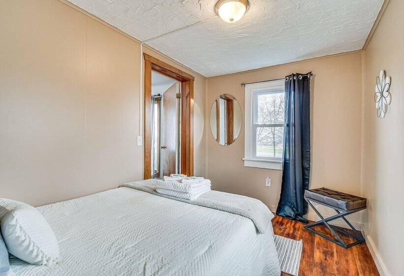 Cozy New York Farmhouse W/ Porch, Grill & Fire Pit