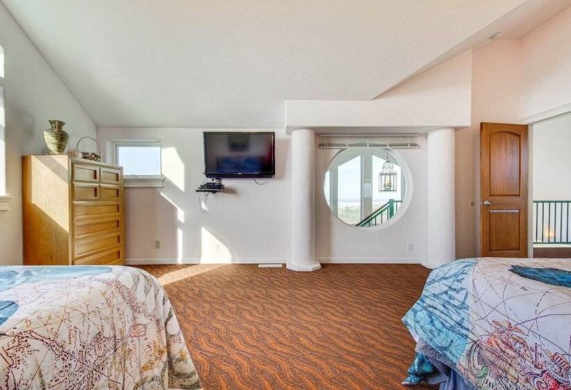 Oceanfront Castle  W/ Hot Tub & Game Room