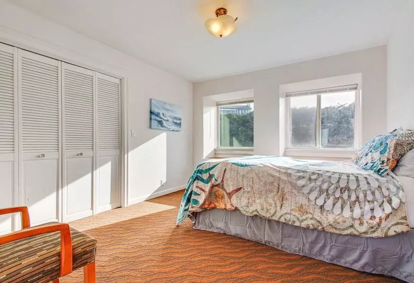 Oceanfront Castle  W/ Hot Tub & Game Room