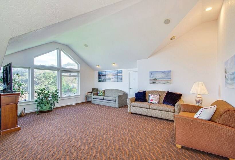 Oceanfront Castle  W/ Hot Tub & Game Room