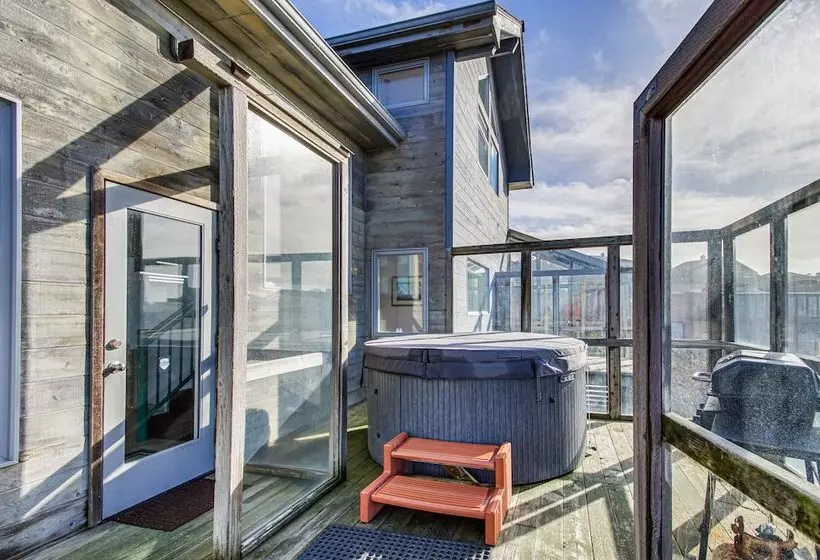 Oceanfront Castle  W/ Hot Tub & Game Room