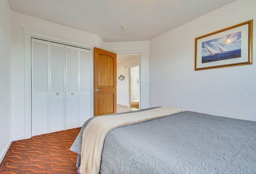 Oceanfront Castle  W/ Hot Tub & Game Room