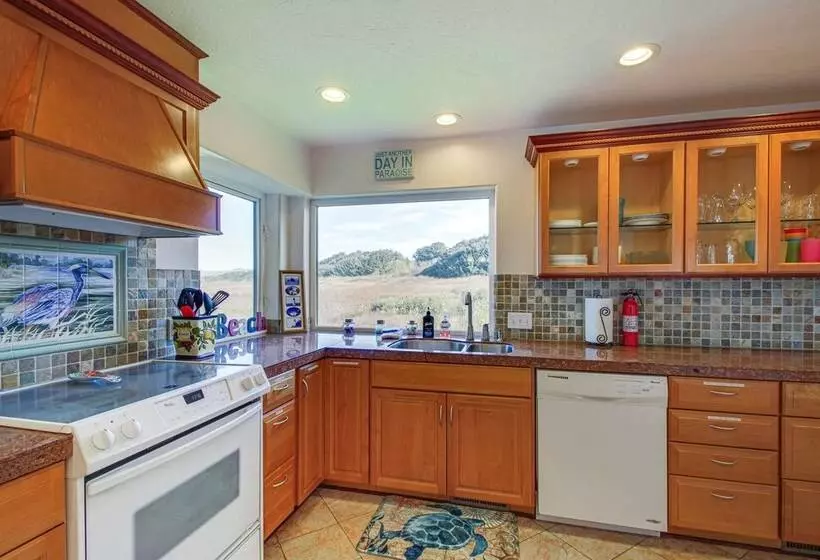 Oceanfront Castle  W/ Hot Tub & Game Room