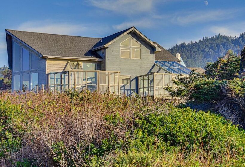 Oceanfront Castle  W/ Hot Tub & Game Room