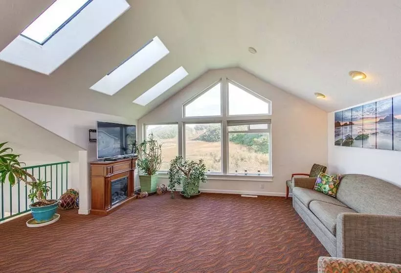 Oceanfront Castle  W/ Hot Tub & Game Room