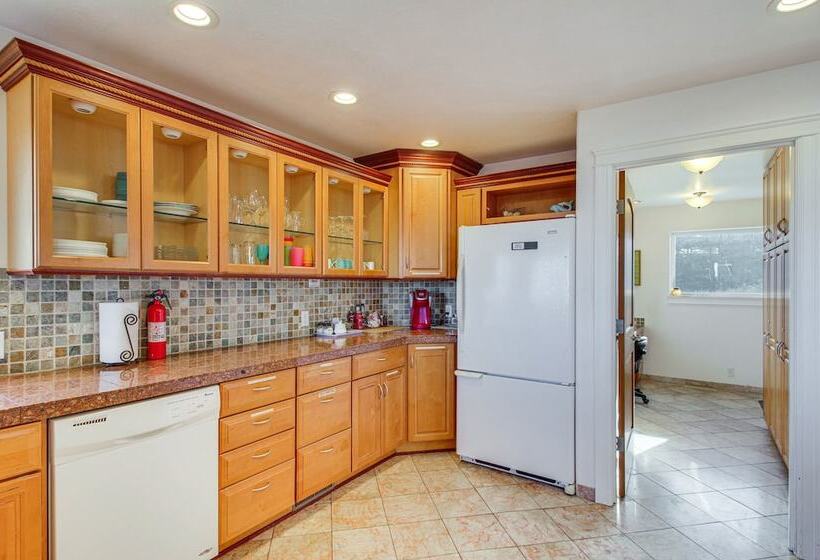 Oceanfront Castle  W/ Hot Tub & Game Room