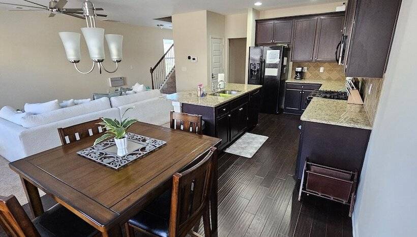 مسافرخانه Elizabeth Experiences