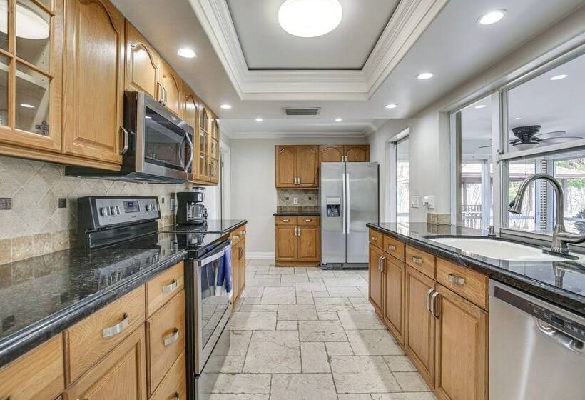 Lighthouse Point Home W/ Patio   3 Mi To Beach!