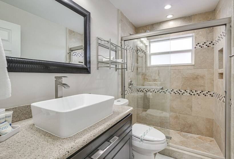 Lighthouse Point Home W/ Patio   3 Mi To Beach!