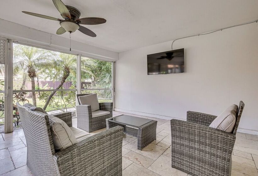 Lighthouse Point Home W/ Patio   3 Mi To Beach!