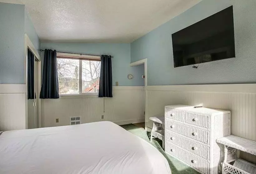 Pet Friendly Pinehurst Home: Hike, Bike & Ski!