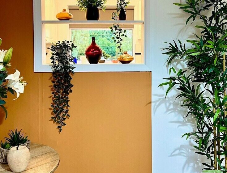 إقامة Charming Home Near Gatwick Airport