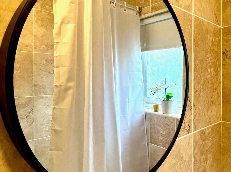 إقامة Charming Home Near Gatwick Airport