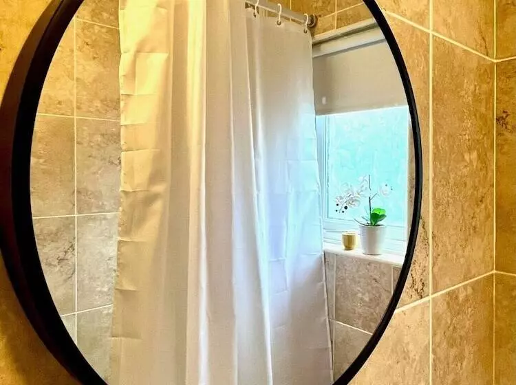 Residenssi Charming Home Near Gatwick Airport