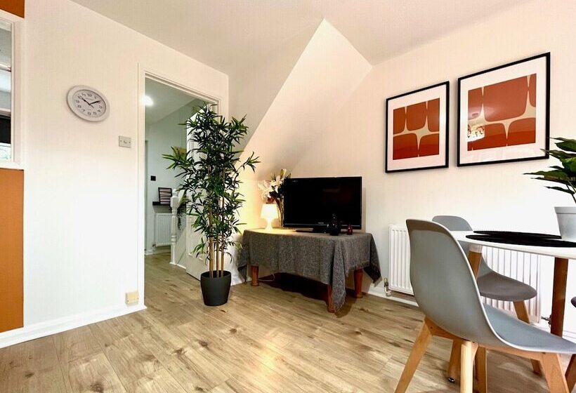 إقامة Charming Home Near Gatwick Airport