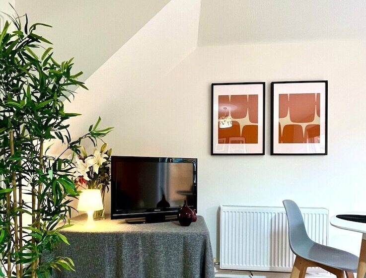 إقامة Charming Home Near Gatwick Airport